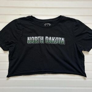 University of North Dakota UND Fighting Hawks Women’s Cropped Tee Size Large